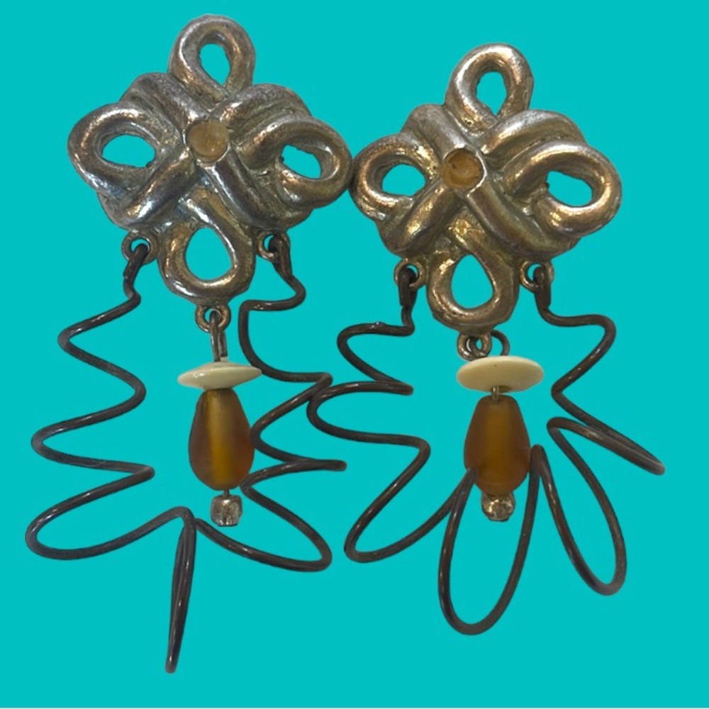 SILVER SCROLL WIRE TWIST PIERCED EARRING WITH CREAM WHITE BEADES IN‎ THE MIDDLE